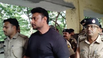 Shocking: Actor Darshan Flashes Middle Finger at Media Over Murder Accusation