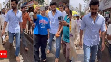 Vicky Kaushal Seeks Blessings Barefoot at Lalbaugcha Raja